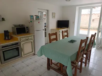 Cuisine ou kitchenette dans l'établissement Belle maison familiale près de La Rochelle