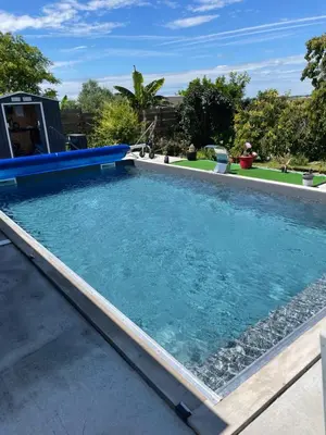 Piscine de l'établissement Au calme dans le marais avec piscine ou située à proximité