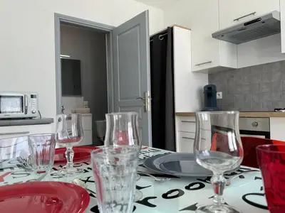 Cuisine ou kitchenette dans l'établissement Logement Vacances La Rochelle