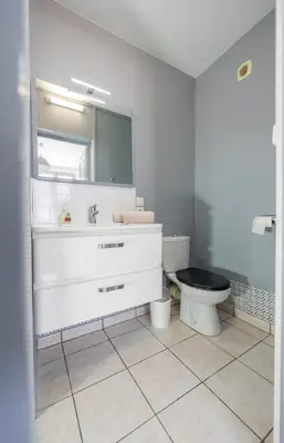 Salle de bains dans l'établissement Logement Vacances La Rochelle