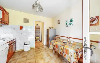 Cuisine ou kitchenette dans l'établissement 3 Bedroom Cozy Home In Ligné