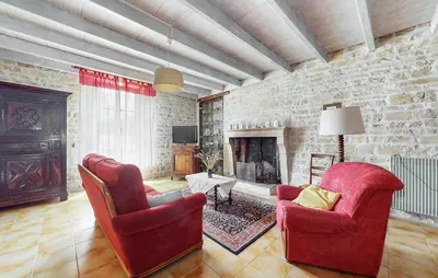 Coin salon dans l'établissement 3 Bedroom Cozy Home In Ligné