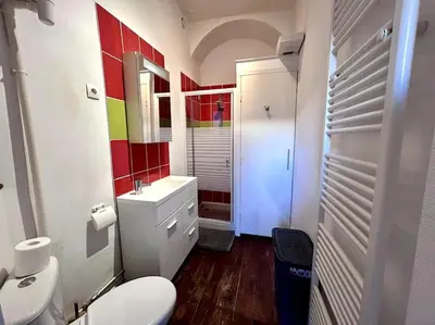 Salle de bains dans l'établissement Le Puyravault - Studio situé en plein centre-ville & proche des thermes