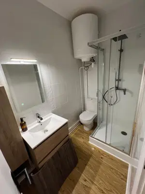 Salle de bains dans l'établissement Très joli STUDIO en plein cœur d'ANGOULEME