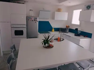 Cuisine ou kitchenette dans l'établissement Maison plain pied 2 chambres