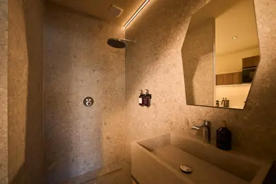 Salle de bains dans l'établissement Love Room Atypique - Jacuzzi Privé , Cognac Centre