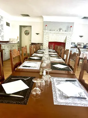 Restaurant ou autre lieu de restauration dans l'établissement Hotel Central