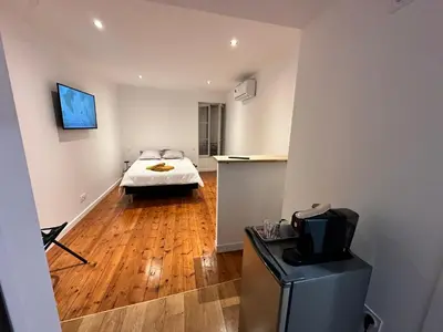 Télévision ou salle de divertissement dans l'établissement CHAMBRE 3 face au donjon