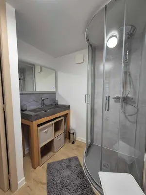 Salle de bains dans l'établissement Gite Pamproux 79