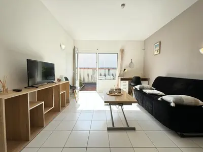 Télévision ou salle de divertissement dans l'établissement Appartement Les vagues dorées - Résidence Kiwi