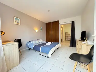 Un ou plusieurs lits dans un hébergement de l'établissement Appartement Les vagues dorées - Résidence Kiwi