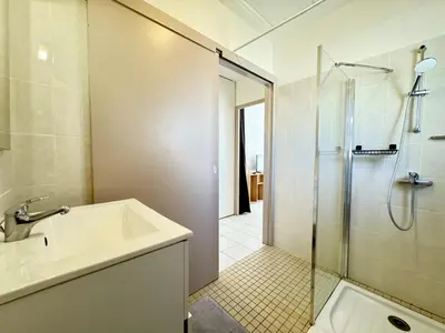 Salle de bains dans l'établissement Appartement Les vagues dorées - Résidence Kiwi