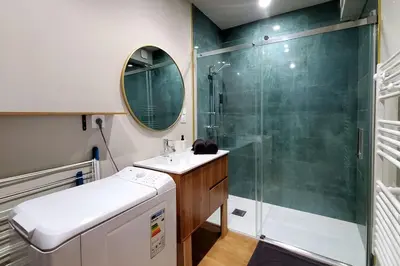 Salle de bains dans l'établissement Saint Jean - La Rivière- T2 tout neuf