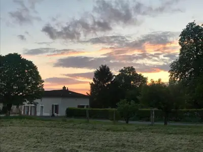 Lever ou coucher de soleil vu de la maison de vacances ou à proximité
