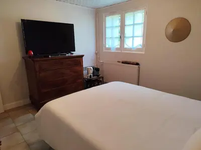 Télévision ou salle de divertissement dans l'établissement Jolie chambre indépendante avec salle d'eau privée