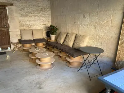 Coin salon dans l'établissement Chambre améliorée dans petite maisonnette, Au moulin du bonheur