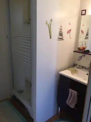 Salle de bains dans l'établissement Chambre améliorée dans petite maisonnette, Au moulin du bonheur