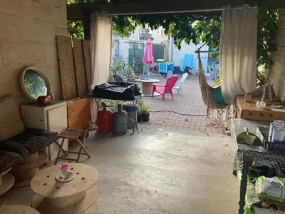 Coin salon dans l'établissement Chambre améliorée dans petite maisonnette, Au moulin du bonheur