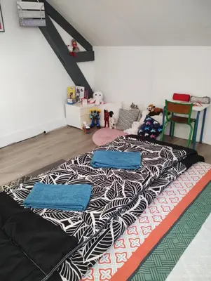 Un ou plusieurs lits dans un hébergement de l'établissement Chambres chez l'habitant proche sortie A10