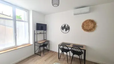 Télévision ou salle de divertissement dans l'établissement Studio Ludo 1, parking privé, wifi, climatisation, entrée autonome