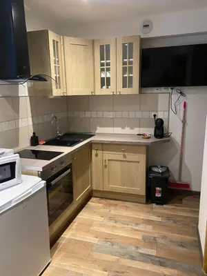 Cuisine ou kitchenette dans l'établissement 3 appartements T1 meublé Lussac 86320