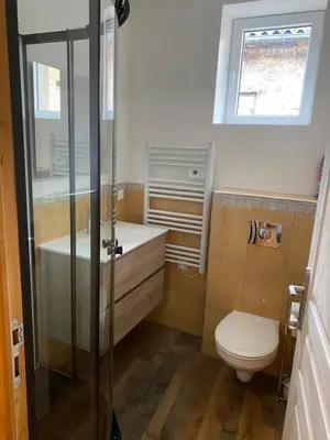 Salle de bains dans l'établissement 3 appartements T1 meublé Lussac 86320