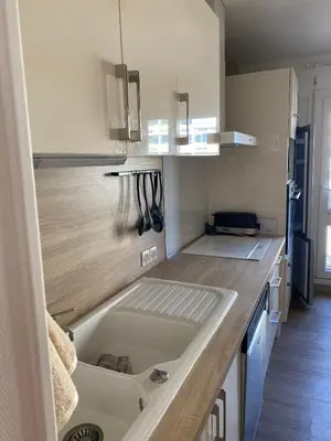 Cuisine ou kitchenette dans l'établissement Calme et confort -chambre privée sej cuis SdB Sde 2wc sép parking