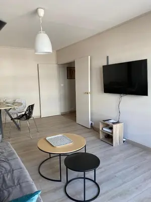 Télévision ou salle de divertissement dans l'établissement Calme et confort -chambre privée sej cuis SdB Sde 2wc sép parking