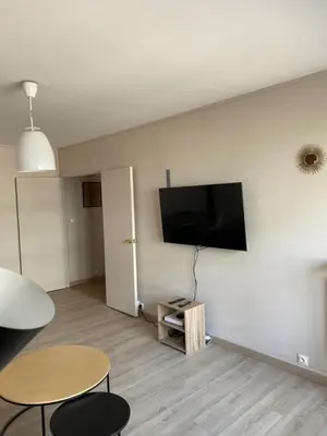 Télévision ou salle de divertissement dans l'établissement Calme et confort -chambre privée sej cuis SdB Sde 2wc sép parking