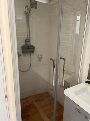 Salle de bains dans l'établissement La maison du bonheur