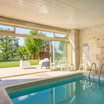 Gite de Groupe piscine intérieure