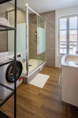 Salle de bains dans l'établissement Appartement entier - Centre historique