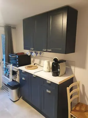 Cuisine ou kitchenette dans l'établissement Joli studio décoré proximité cure centre ville