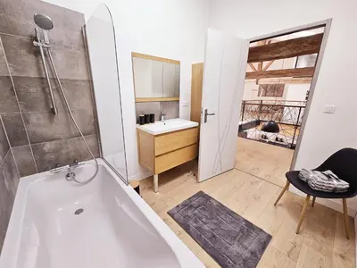 Salle de bains dans l'établissement Loft de Magnac, spacieux et moderne