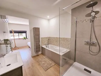 Salle de bains dans l'établissement Loft de Magnac, spacieux et moderne