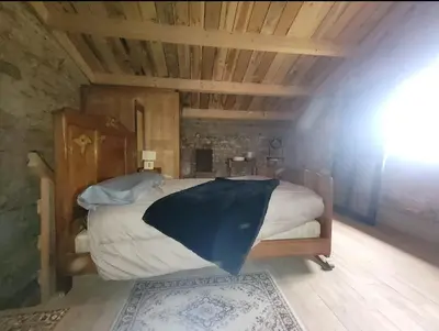 Un ou plusieurs lits dans un hébergement de l'établissement Nuit insolite, chambre au dessus d'une étable