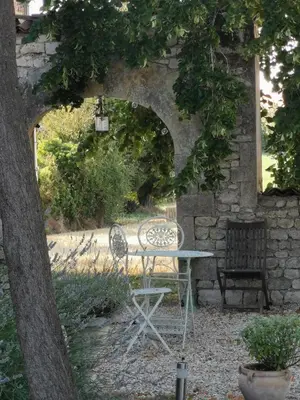 Jardin de l'établissement Maison la tour