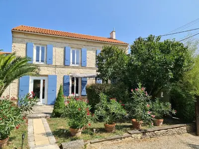 Jardin de l'établissement Maison de vacances en pierre avec piscine
