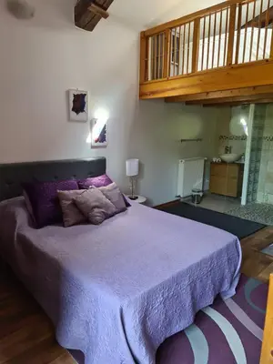 Un ou plusieurs lits dans un hébergement de l'établissement Maison de vacances en pierre avec piscine