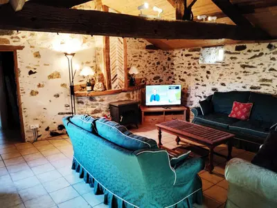 Coin salon dans l'établissement la longère du plessis Mornay, 30 min du Puy du fo, wifi, parking, jardin