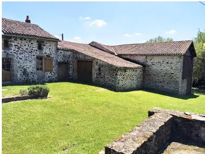 Jardin de l'établissement la longère du plessis Mornay, 30 min du Puy du fo, wifi, parking, jardin
