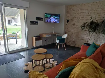 Télévision ou salle de divertissement dans l'établissement Maison des Hauts, terre de lavoirs