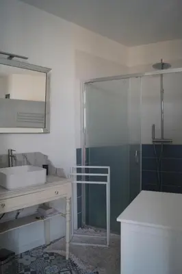 Salle de bains dans l'établissement L'océane