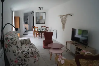 Télévision ou salle de divertissement dans l'établissement L'océane