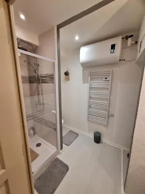 Salle de bains dans l'établissement Joli T2 rénové bord plan d'eau
