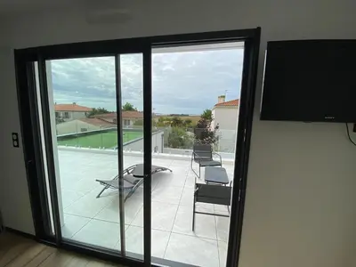 Télévision ou salle de divertissement dans l'établissement superbe villa neuve
