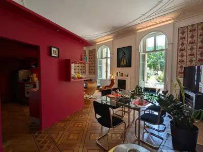 Télévision ou salle de divertissement dans l'établissement Appartement avec terrasse, jardin et WIFI au cœur historique d'Angoulême - FR-1-653-263