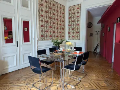 Coin salon dans l'établissement Appartement avec terrasse, jardin et WIFI au cœur historique d'Angoulême - FR-1-653-263