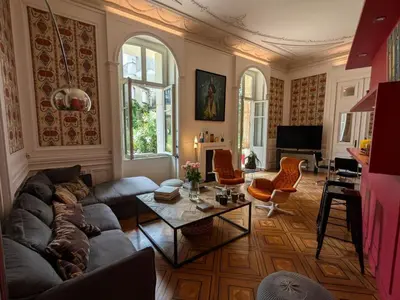 Coin salon dans l'établissement Appartement avec terrasse, jardin et WIFI au cœur historique d'Angoulême - FR-1-653-263
