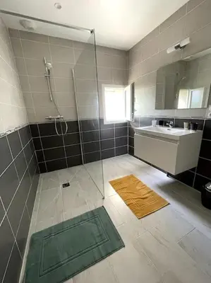 Salle de bains dans l'établissement Le logis des Lilas